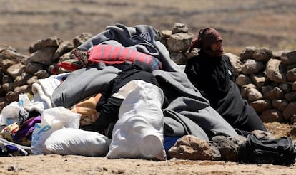 Una siria junto a sus pertenencias, cerca de los Altos del Golán, el pasado jueves.