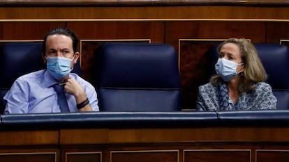 El vicepresidente segundo del Gobierno, Pablo Iglesias y la vicepresidenta económica, Nadia Calviño, en el Congreso.