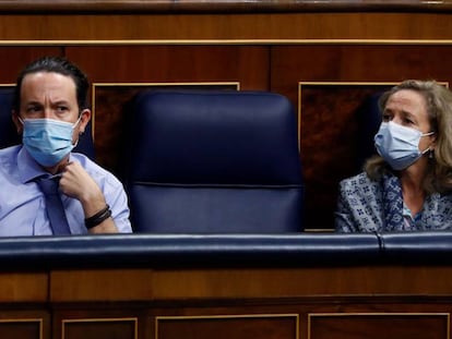 El vicepresidente segundo del Gobierno, Pablo Iglesias y la vicepresidenta económica, Nadia Calviño, en el Congreso.