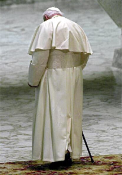 Juan Pablo II, de pie con aspecto cansado, tras una de sus audiencias semanales el pasado noviembre. Vaticano, 2001