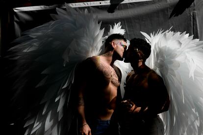 Hombres con alas de ángel se besan en el centro de Buenos Aires (Argentina), donde miles de personas se reunieron para conmemorar el 32º Desfile del Orgullo, el 4 de noviembre. 