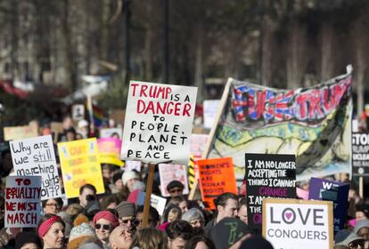 Miles de personas protestan en el centro de Londres, un día después de la toma de posesión de Donald Trump