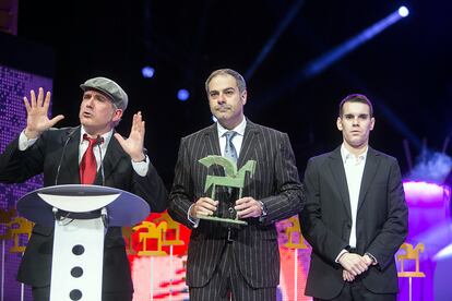 Marcel·lí Virgili (i) en el escenario junto al ganador del premio a la mejor trayectoria profesional en radio, Toni Clapés (c).