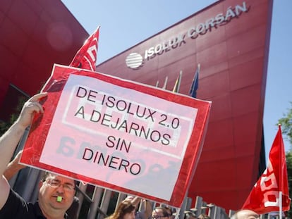 Un centenar de trabajadores de Isolux protesta ante la sede antes de la celebraci&oacute;n de la Junta. 