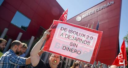 Un centenar de trabajadores de Isolux protesta ante la sede antes de la celebraci&oacute;n de la Junta. 