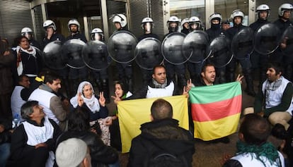 Manifestantes muestran una bandera kurda frente al Eurocámara.