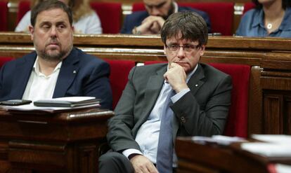 Puigdemont i Junqueras en un ple al juliol.
