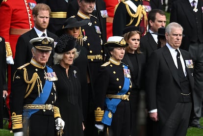 El rey Carlos III, acompañado de otros miembros del a familia real británica, sigue el funeral de Estado de Isabel II en las calles de Londres. 