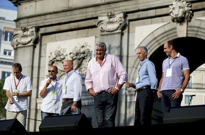 El exbaloncestista Fernando Romay participa en el escenario de la Puerta de Alcalá.