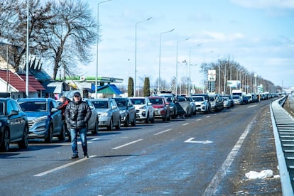 Refugiados ucranios hacen cola en Porubne (Ucrania), frontera con Rumania,