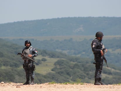 Elementos de la Policía Federal en Guanajuato, cerca de la frontera con Comanja de Corona, en Jalisco. Fotografía de archivo.