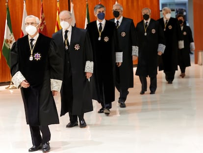 Ocho magistrados del Tribunal Constitucional, el jueves en la sede de la institución para la toma de posesión de los cuatro nuevos miembros. En el centro de la imagen, con mascarilla azul, Pedro González-Trevijano.