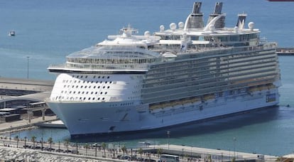 El mayor crucero del mundo, el 'Oasis of the Seas', atracado este jueves en el puerto de Málaga.