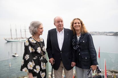 Desde la izquierda, los reyes eméritos, Sofía y Juan Carlos, con la infanta Elena. De fondo, el Juan Sebastián de Elcano, el buque escuela de la Armada española.