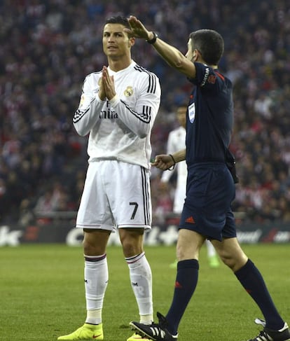 El delantero portugués del Real Madrid Cristiano Ronaldo gesticula ante el árbitro Undiano Mallenco en San Mamés.