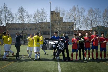 Jugadores del Hospitalense y del Senglars, en un partido de la Cuarta Divisi&oacute;n.