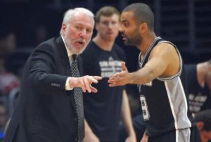 Popovic habla con Tony Parker.