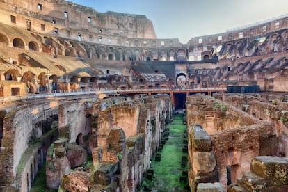 El anfiteatro Flavio o Coliseo, construido en el siglo I, ocupa hoy <a href="https://elviajero.elpais.com/elviajero/2019/01/31/actualidad/1548941289_329537.html" target="">el centro de la capital italiana</a>. Siempre fue uno de los monumentos más famosos de la Antigüedad y ha tenido un uso continuado: durante sus primeros 500 años como escenario de juegos, peleas de gladiadores y otros espectáculos. Después fue refugio, fábrica, fortaleza o cantera. Es el gran icono de la Roma Imperial y una de las atracciones más visitadas de una de las ciudades más turísticas del mundo.