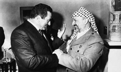 El presidente egipcio, Hosni Mubarak, y el líder de la OLP, Yaser Arafat, charlan durante la quinta cumbre de países islámicos celebrada el 27 de enero de 1987 en Kuwait.