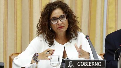 La ministra María Jesús Montero durante la comisión de Hacienda en el Congreso de los Diputados.