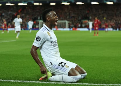 Vinicius celebra su segundo gol al Liverpool en Anfield en la ida de los octavos de Champions.