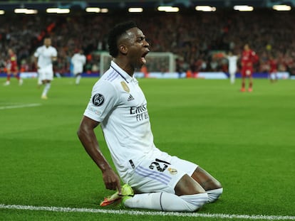 Vinicius celebra su segundo gol al Liverpool en Anfield en la ida de los octavos de Champions.