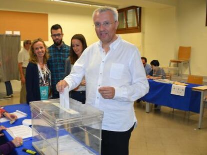Josep Maria Forn&eacute; votando en el  Rectorat de la Universitat de Lleida.