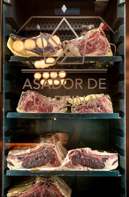 Expositor de carnes maduradas en Asador La Reina
