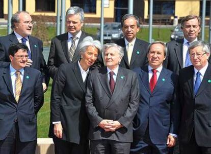 Foto de familia de los ministros de Economía de la UE en Brdo (Eslovenia), con Trichet en el centro.