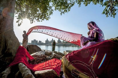 Mujeres vestidas como princesas tienden saris en los bancales del río Betwa, afluente del Ganges (India).