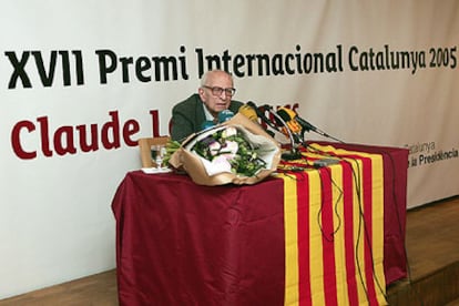 Lévi-Strauss, el último gran pensador del siglo XX, durante su encuentro con la prensa en París tras ser galardonado.