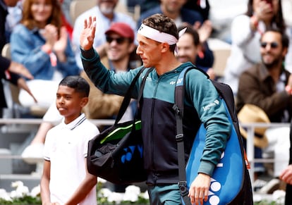 El noruego Casper Ruud, de 23 años, a su llegada a la pista central de Roland Garros. No es nada casual su ascensión, ni tampoco el hecho de que este primer aldabonazo con verdadero eco se produzca en París. La arcilla es su hábitat. Es el jugador que más victorias (65), títulos (7) y finales (8) ha registrado en los dos últimos cursos en polvo de ladrillo. 