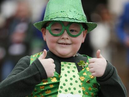 Uma criança vestida à caráter para o St Patrick's Day, em Cheltenham, no Reino Unido.