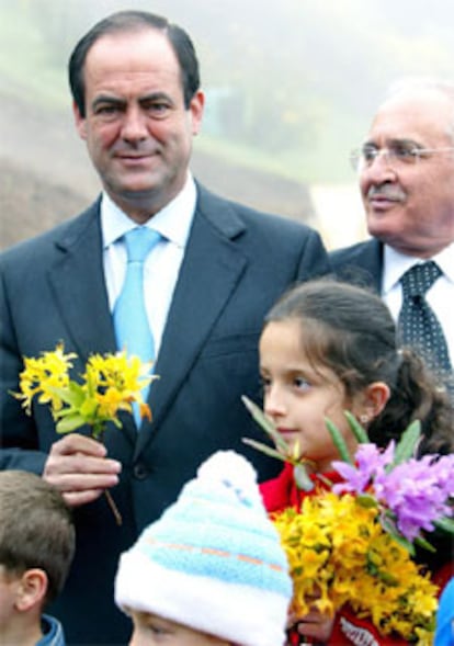 En el homenaje ha participado el ministro de Defensa, José Bono, quien, "emocionado" y "satisfecho", ha asegurado que, un año después de la tragedia, desde el Gobierno sólo se puede ofrecer "el bálsamo de la verdad".