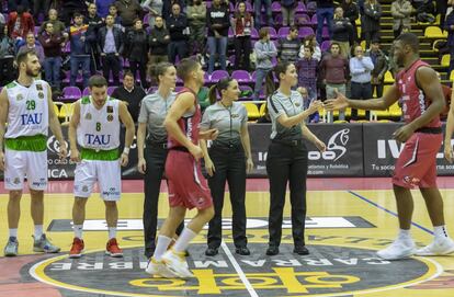 Las tres árbitras que pitaron el Valladolid-Tau Castelló de Leb Oro.