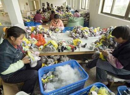 Mujeres trabajando en una fábrica de juguetes en China.