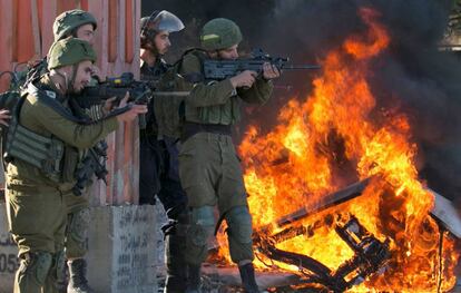 Las fuerzas de seguridad israelíes apuntan a los manifestantes palestinos durante los enfrentamientos en el puesto de control de Hawara, al sur de la ciudad cisjordana de Nablus.