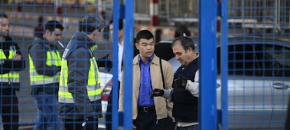 Varios agentes y trabajadores, durante la operación en el polígono de Fuenlabrada.