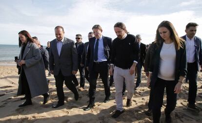 El vicepresidente segundo del Gobierno, Pablo Iglesias, (segundo por la derecha), recorre con el presidente de la Generalitat, Ximo Puig, y otras autoridades la playa de Oliva.