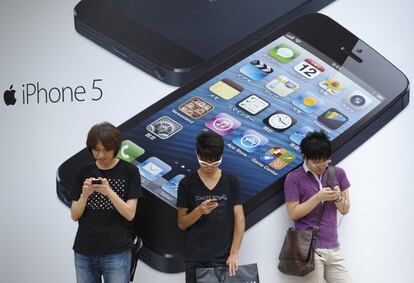 Presentado el 12 de septiembre de 2012e, el iPhone 5 aumenta el tamaño de la pantalla a cuatro pulgadas, permite visualizar vídeos en HD e incorpora conexión 4G.