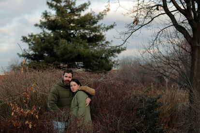 Jenny Ostrom, directora de fotografía de 37 años y su marido, Chad Ostrom, director también de 37 años, posan en McCarren Park, cerca de su casa en Brooklyn el 8 de febrero de 2018. "Nos conocimos el primer día de universidad en Kansas. Mis amigos y yo pensamos que estaría bien ayudar a las chicas de primer año a llevar las cosas a sus habitaciones y allí estaba Jenny, abriendo cajas con su familia. Como en una película, pasé por delante de su habitación, me paré y volví para entrar. Después de vivir en tres estados, mantener la relación a distancia, momenos buenos y momentos malos, 19 años después compartimos una casa, una niña y una vida" dice Chad.