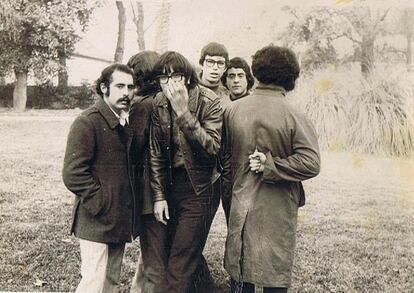 Jóvenes hippies sevillanos en el parque imitando la portada del single 'Jumpin' Jack Flash', de los Rolling Stones (c. 1968). Fotografía del interior del libro 'Esta vez venimos a golpear. Vanguardismo, psicodelias y  subversiones varias en la Sevilla contractual 1965-1968', de Fran G. Matute.