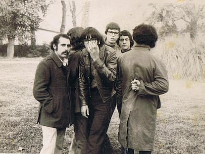 Jóvenes hippies sevillanos en el parque imitando la portada del single 'Jumpin' Jack Flash', de los Rolling Stones (c. 1968). Fotografía del interior del libro 'Esta vez venimos a golpear. Vanguardismo, psicodelias y  subversiones varias en la Sevilla contractual 1965-1968', de Fran G. Matute.