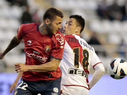 Timor y Javi Fuego pugnan por el balón