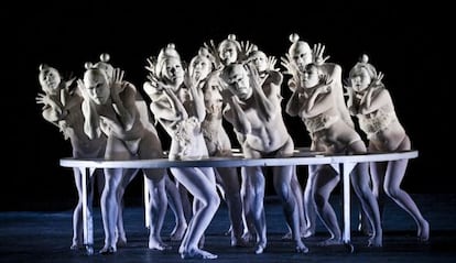 Bailarines de la compañía de butoh Dairakudakan, que estrenan en Madrid su espectáculo 'Virus', dirigido por Akaji Maro.