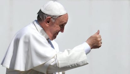 El papa Francisco hace un gesto al final de la audiencia pública de los miércoles en la Ciudad del Vaticano, el pasado 10 de abril.