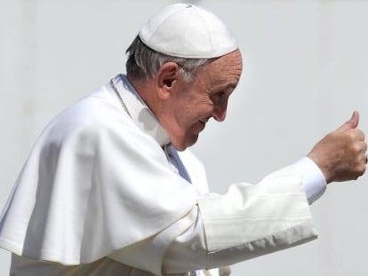 El papa Francisco hace un gesto al final de la audiencia pública de los miércoles en la Ciudad del Vaticano, el pasado 10 de abril.