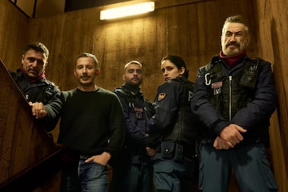 Marco Giallini, Adriano Giannini, Michele Alhaique, y Valentina Bellè en la serie italiana, de 2025, ‘Desorden público’.