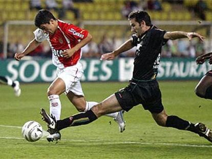 Saviola se escapa de Guillon, jugador del Nantes, en un partido de la Liga francesa.