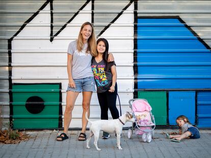 Mar Cònsul, Yachumie Alvarado y Ona Espona. Mar es emprendedora y tiene una familia monomarental. Se instaló hace cuatro años en el barrio tras vivir 10 en el extranjero. Es de pueblo y encontró en el Poblenou el ambiente que buscaba. En la foto, con su hija y su canguro.